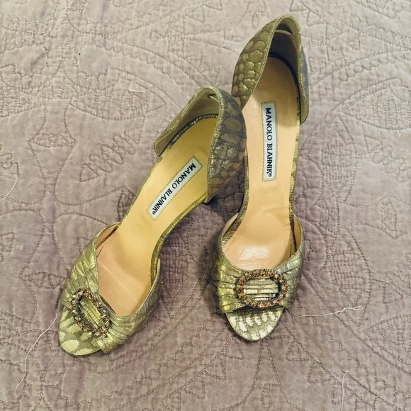 Manolo Blahnik Gold Heels Elegant Design - Picture 5 of 6